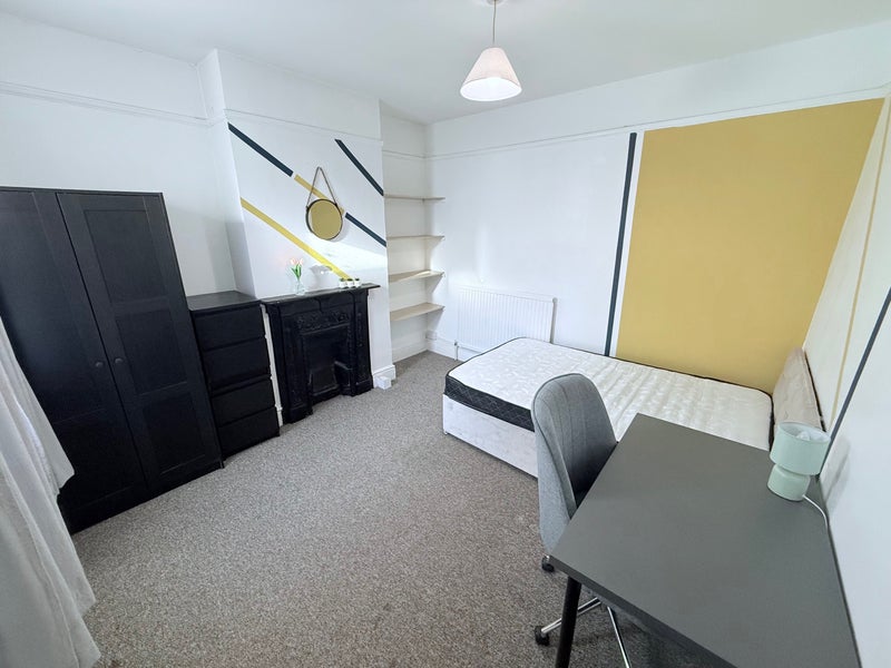 Photo 1: Room 3 - Double Bedroom Single Occupancy 