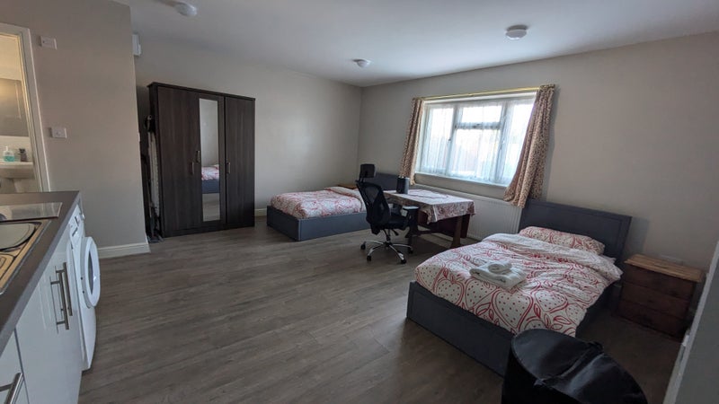 Photo 1: 2 single beds and desk it can be joined as a double bed