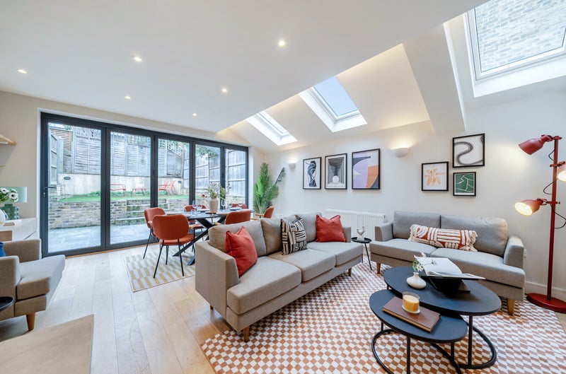 Photo 1: Lounge Diner