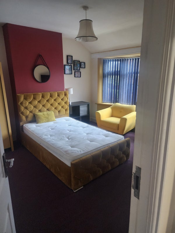 Photo 1: Room available