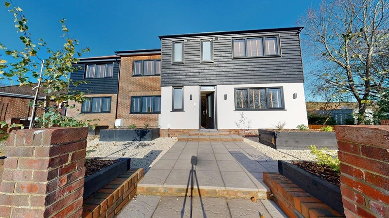 Photo 1: FRONT OF PROPERTY