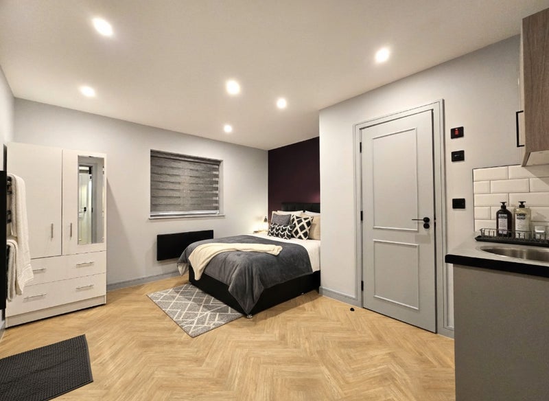 Photo 1: Room 1 - Bedroom