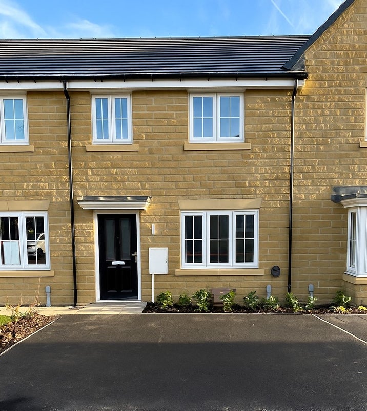 Photo 1: Exterior with dual driveway