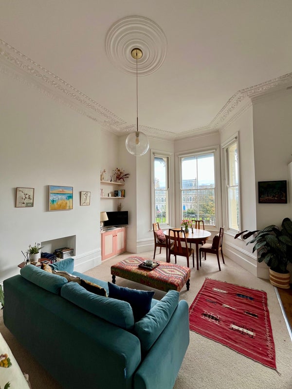 Photo 1: Open plan living room & kitchen 