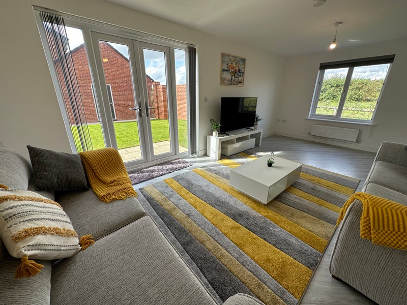 Photo 1: living room