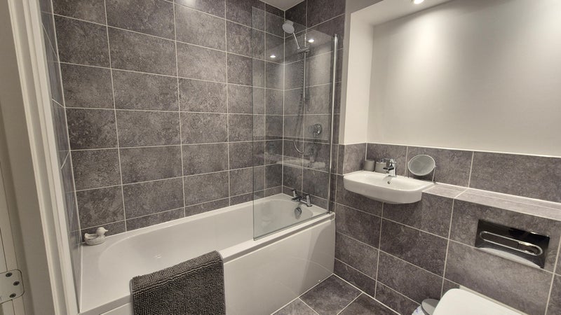 Photo 1: Bathroom 