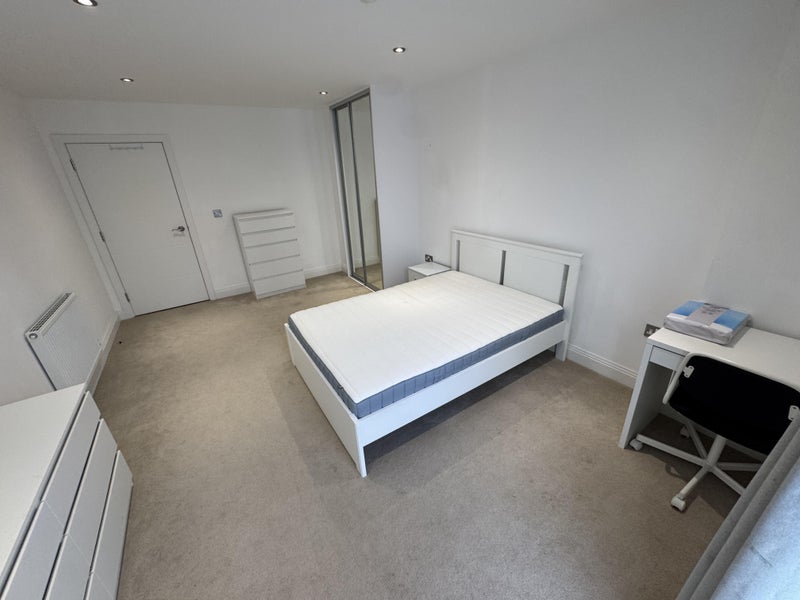 Photo 1: Spacious Double Room