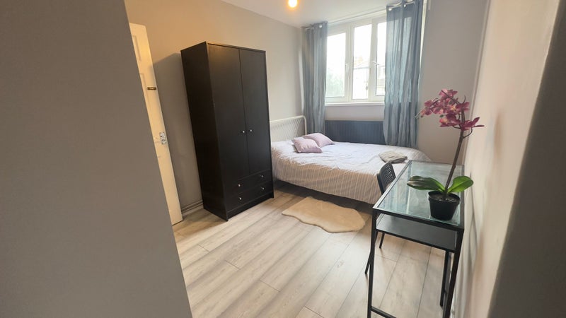 Photo 1: Room 3- £800 Available 19/12/2025