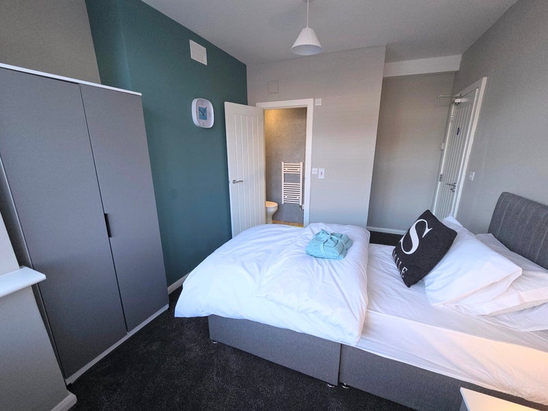 Photo 1: Bedroom 1 - En-Suite