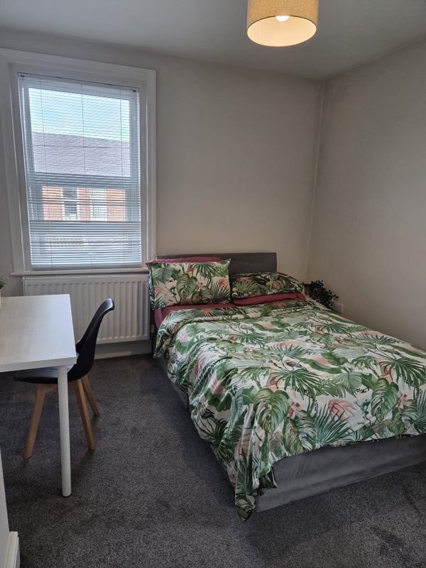 Photo 1: Room 2, first floor