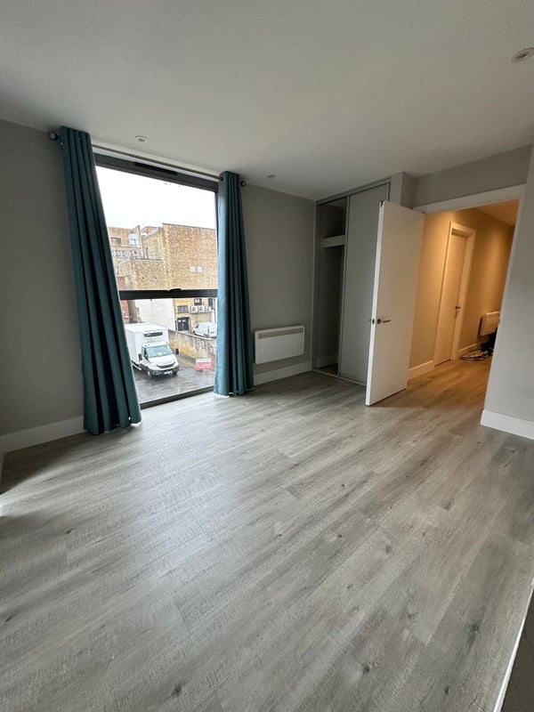 Photo 1: Bedroom to rent 