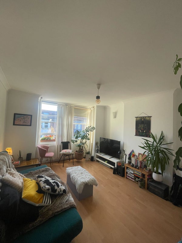 Photo 1: Bright and cosy living room