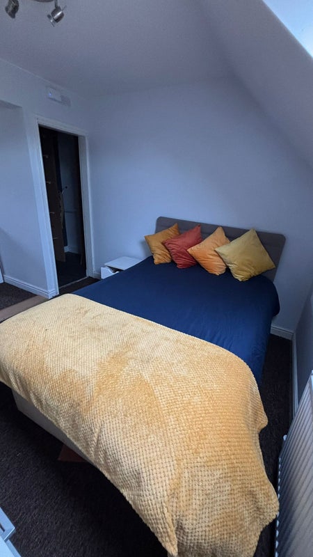 Photo 1: Room 6 - To Let