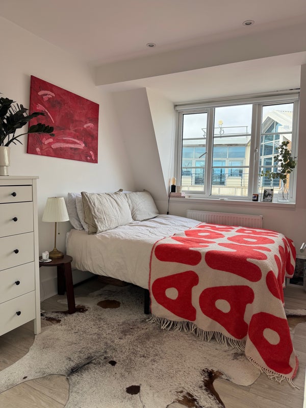 Photo 1: Douboe bedroom available