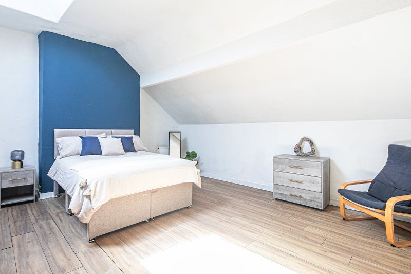 Photo 1: 2nd floor attic huge double bedroom £580 