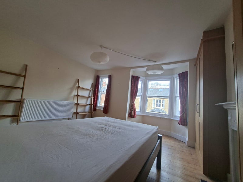 Photo 1: Master bedroom to let