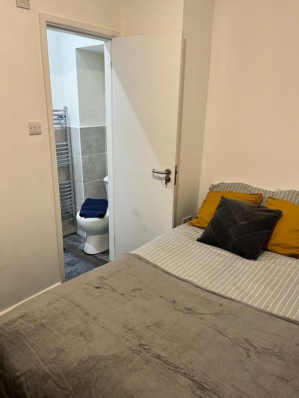 Photo 1: Room 1 Ensuite