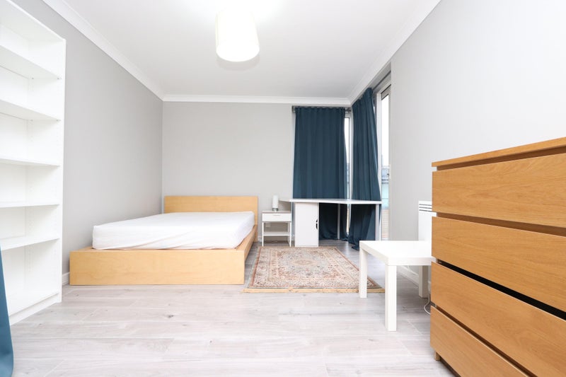 Photo 1: Room 1: £345 per week - En-suite Double room couples are welcome with balcony - £1,495 per month