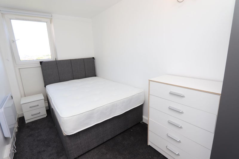 Photo 1: Room 1: £180 per week - Double room single use - 780£ per month