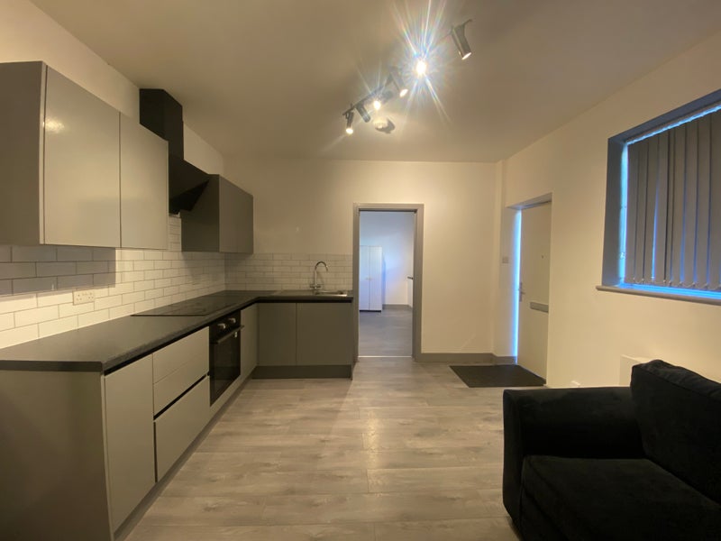 Photo 1: Kitchen dining area