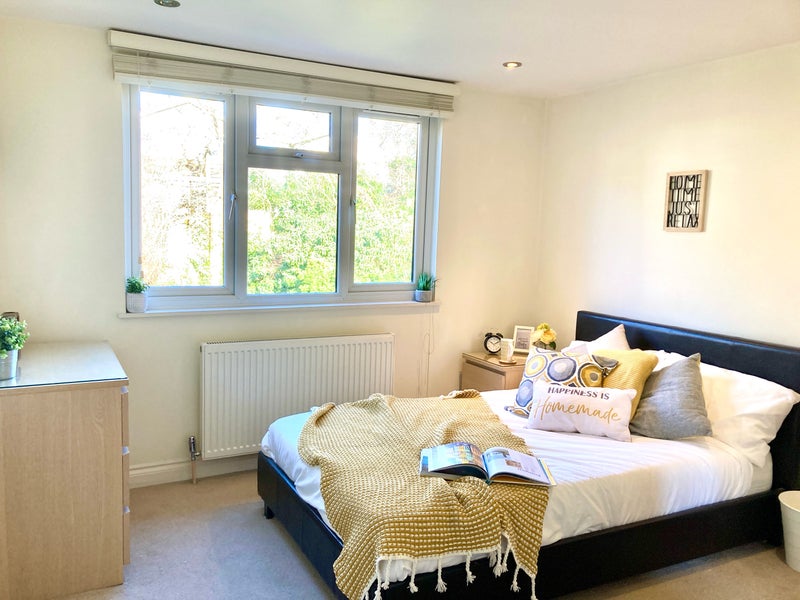 Photo 1: Room 6 - Double ensuite room available now!