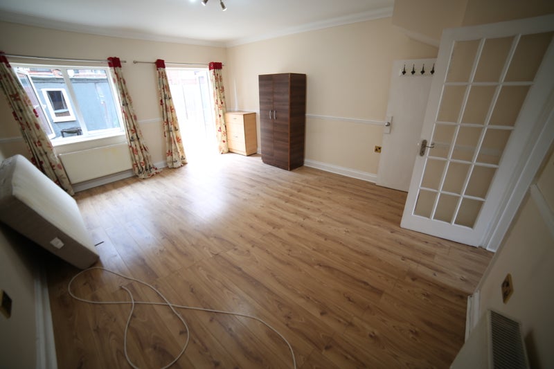 Photo 1: Room 1- £715 Available 17/12/2025