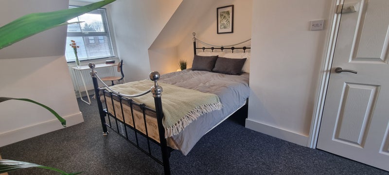 Photo 1: bedroom area