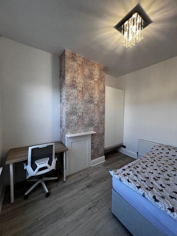 Photo 1: Small Double Bedroom