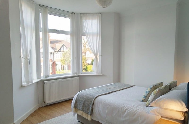 Photo 1: Bedroom with large window / Double bed / Mattress