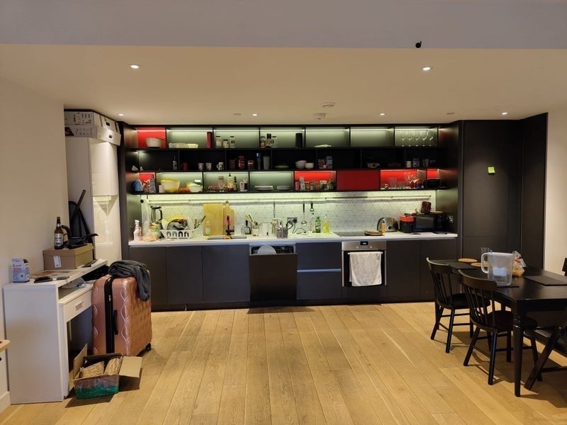 Photo 1: Living room (pic 1)