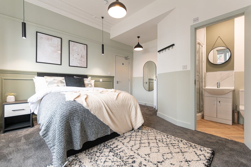 Photo 1: Room 1 Ensuite