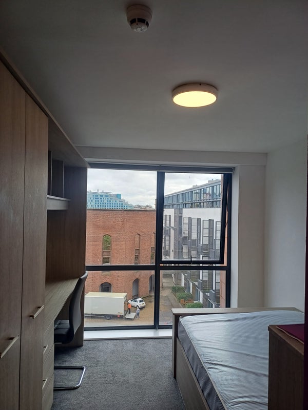 Photo 1: Premium Ensuite Room at Unity Square – Available Immediately , Bright room with a stunning view.