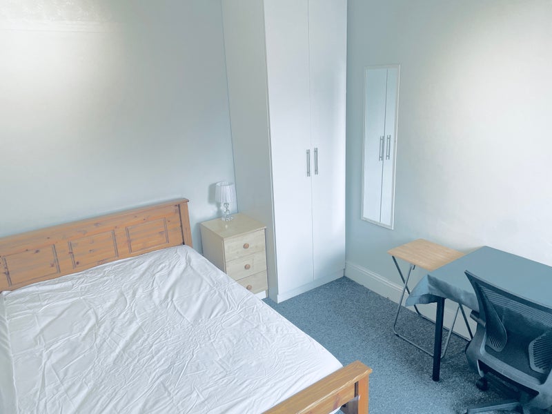 Photo 1: Large ensuite double room £810 - £860 PCM