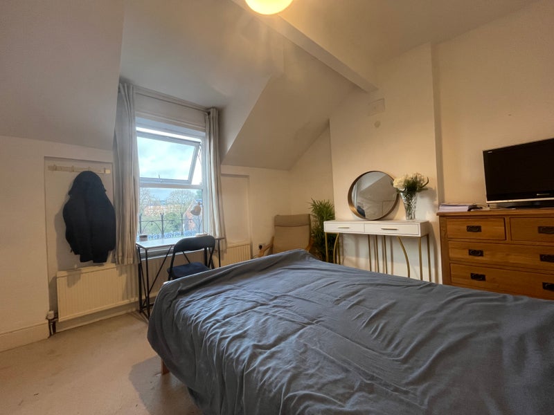 Photo 1: Large & Comfy room