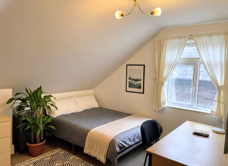 Photo 1: Double bedroom