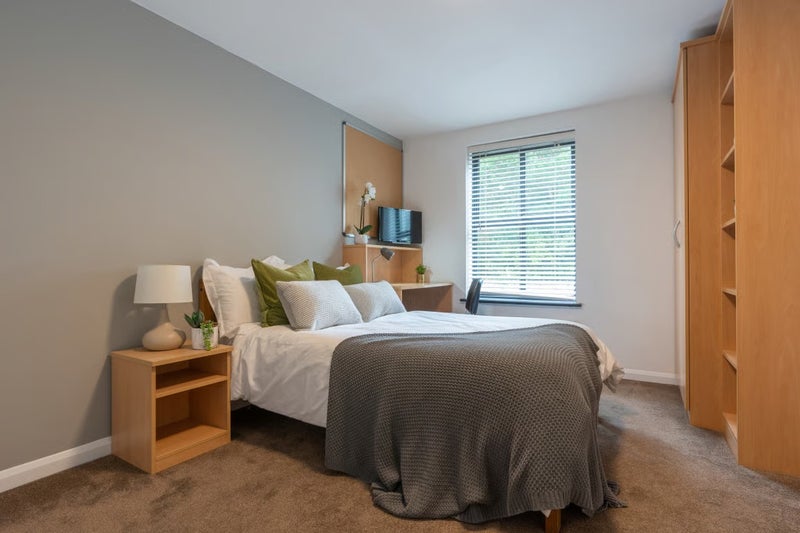 Photo 1: Double Bedroom