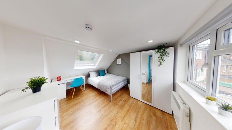 Photo 1: Bedroom (Private)