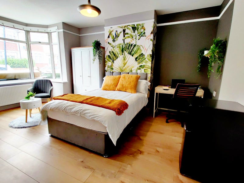 Photo 1: Room 1 - £830 PCM - All Bills Included