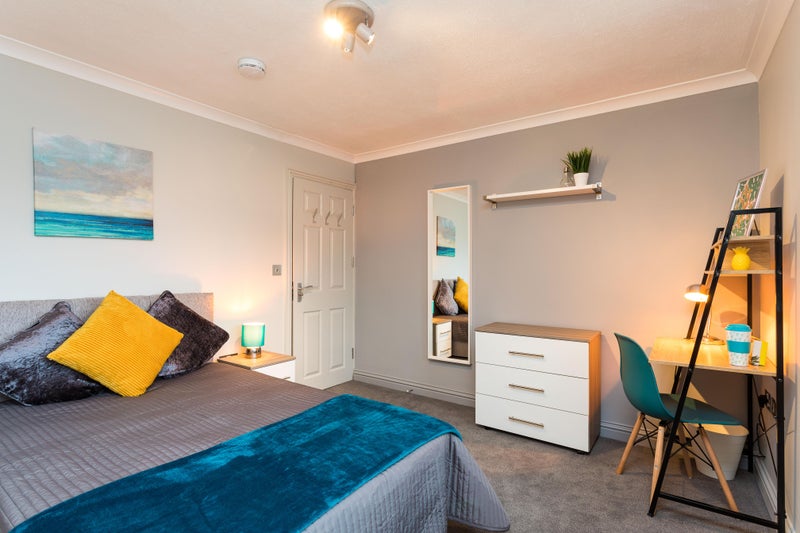 Photo 1: Available NOW, £795pcm - Bedroom A (Shared Bathroom)