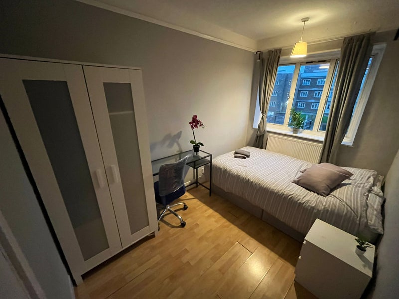 Photo 1: Room 3- £735 Available 01/01/2025