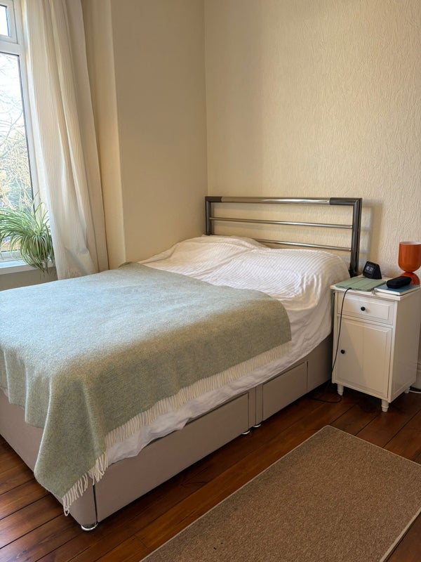 Photo 1: Double-bedroom