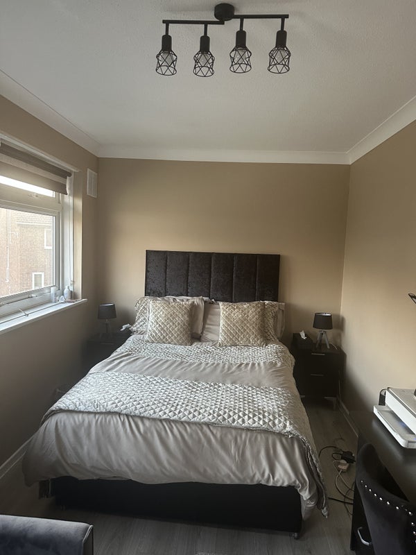 Photo 1: Double bedroom