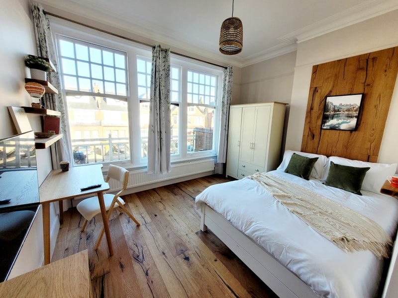 Photo 1: Room 1 - £950 PCM - All Bills Included