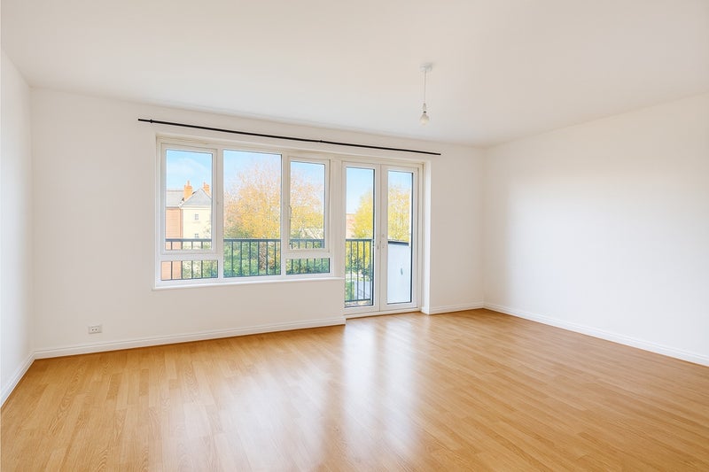 Photo 1: Living room 