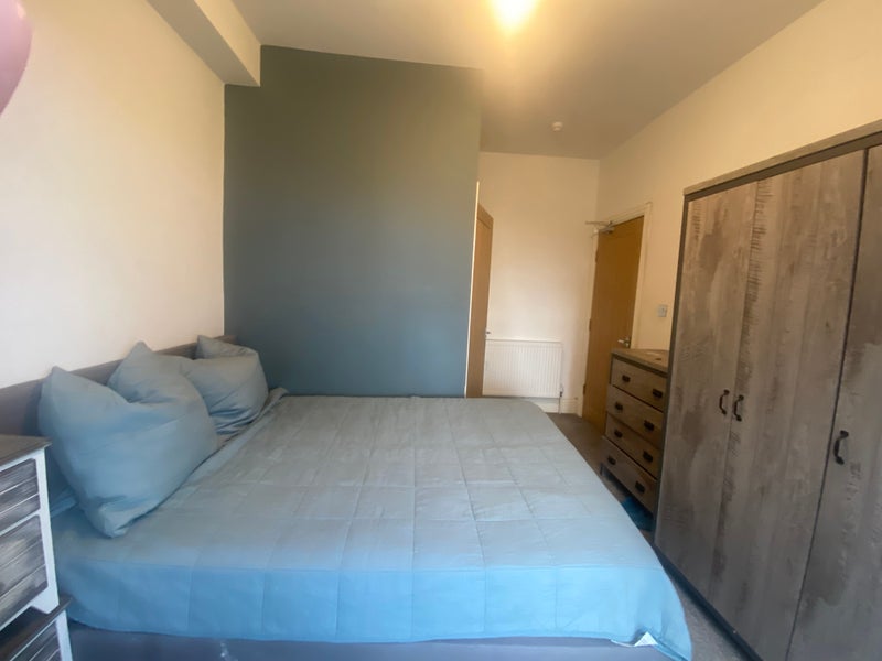 Photo 1: Double ensuite room