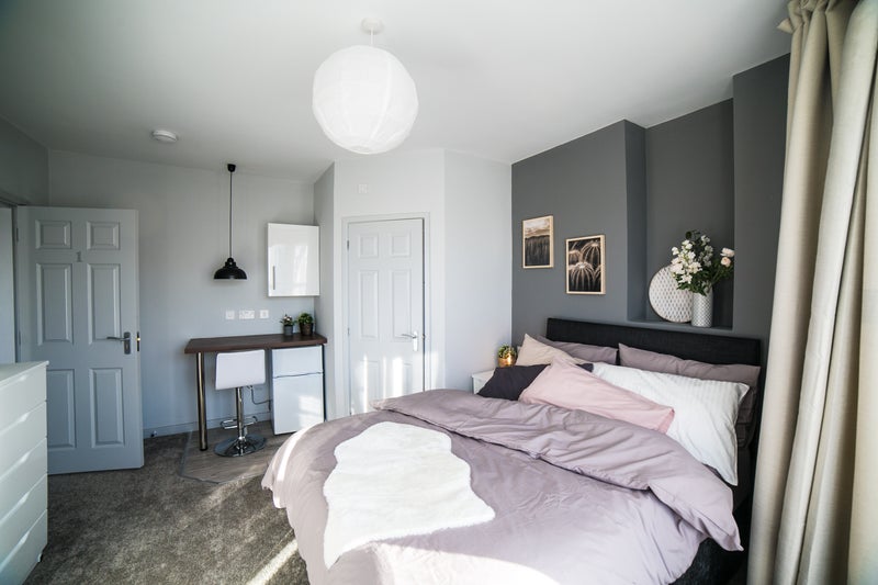 Photo 1: SPACIOUS DOUBLE BEDROOM