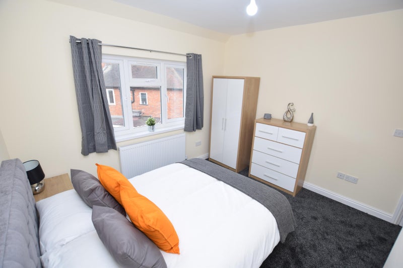 Photo 1: Spacious ensuite room