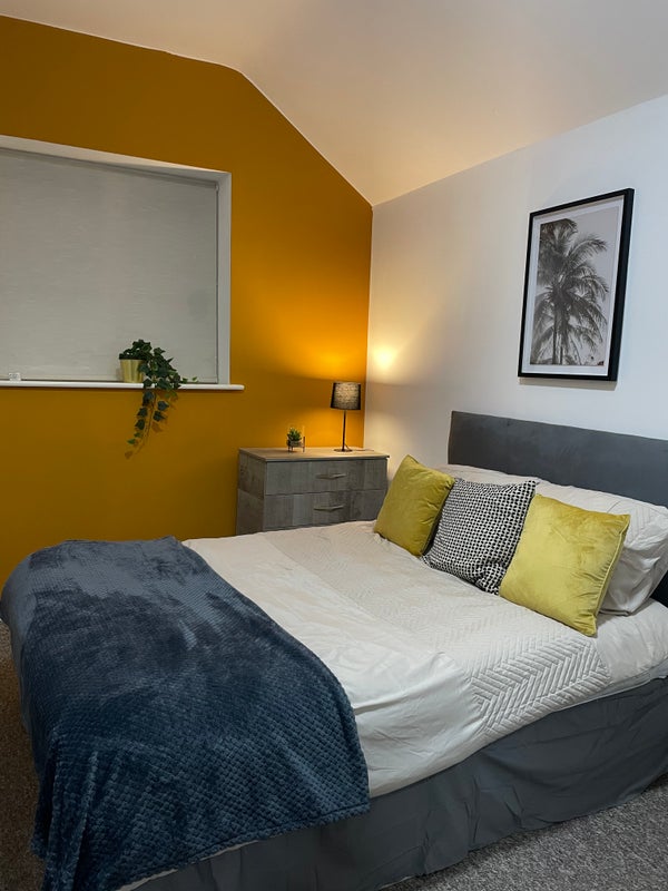 Photo 1: Large Double room - AVAILABLE