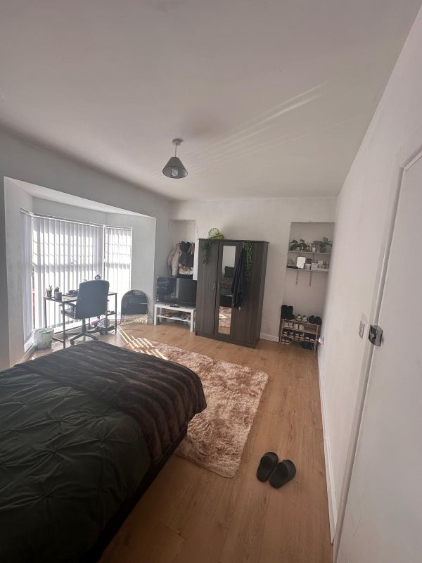 Photo 1: Bedroom