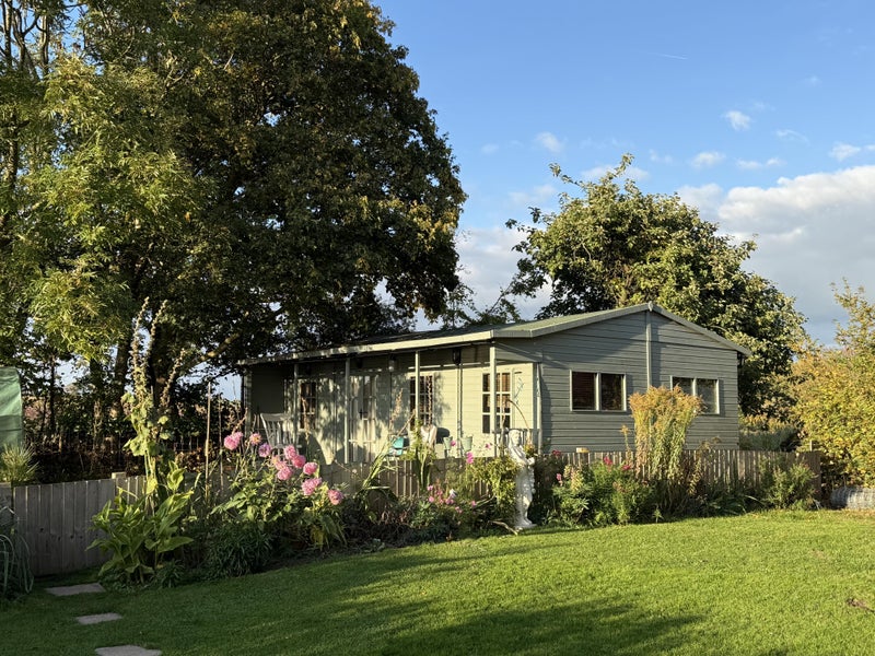 Photo 1: Self contained garden lodge 